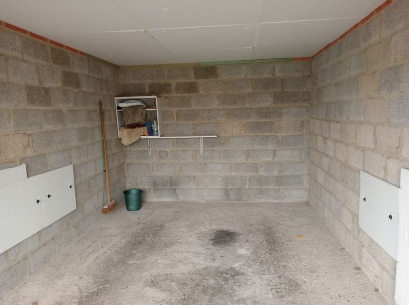 binnenmaten: diep 5,3 m-hoog 2,25 m-breed 2,85 m-breedte inrit: 2,45 m&lt;br /&gt;
kantelpoort -buitenverlichting en stromend water aanwezig